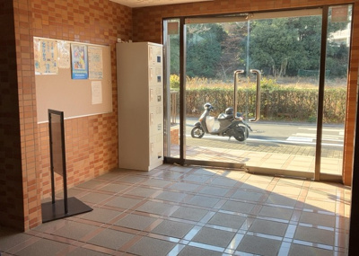 【エントランス】 | ボヌールガーデン相模大野 | マンションのエントランスには、もともと風よけや防犯の役割がありますが、マンションによって宅配ボックスなどの設備が備わっている所もあります。日々の生活をイメージしながら生活しやすさをチェックしましょう。