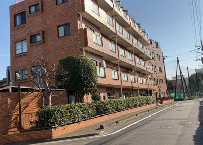 【外観】 | ボヌールガーデン相模大野 | 外観はマンション管理がされているかの目安になります。築年数が古いと、壁面は劣化してひび割れが生じることも！建物が古びていても細かいところが修繕されていると、きちんと管理されているなぁと感じるでしょう。