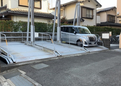 【駐車場】 | ボヌールガーデン相模大野 | 駐車場と明記されていても、最小スペースでつくられた駐車場だと大型車は駐車できなかったり、出入りしにくくなったりする可能性があります。お車のサイズと購入したい物件の駐車場のサイズを現地で確認しましょう。