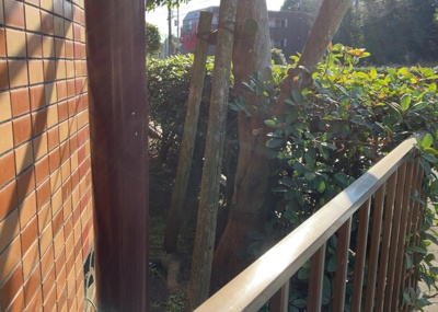 【中庭】 | ボヌールガーデン相模大野 | 中庭（パティオ）とは、一つの建築物の内部に設けられた、壁などで囲われている庭のことを指します。コの字型、ロの字型が主流ですが、L字型の中庭もあります。最近では、インテリア性の高さからも人気があります。