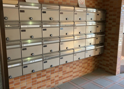 【設備】 | ボヌールガーデン相模大野 | エントランス付近に設置されている集合ポストは、住んでいる部屋と離れているため、ポストをあさるなど誰かに何かされていても被害に気づきにくいです。入居する時には他人に特定されにくい番号で鍵をかけましょう！