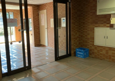 【ロビー】 | ボヌールガーデン相模大野 | ラウンジは、マンションの共用スペースに椅子やテーブルなどを配置した利用者が寛げる空間です。屋内型ラウンジと屋外型ラウンジがあります。共用部分の管理状況と合わせて、詳細については現地でご確認ください。