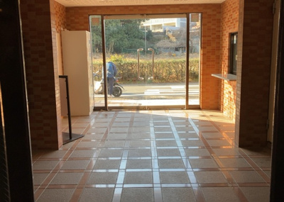 【ロビー】 | ボヌールガーデン相模大野 | ロビーというと、エントランスと何がちがうの？と思いますよね。実はロビーとエントランスには明確な決まりはありません。物件によっては、エントランスを入って広がるある程度の広さのある空間がロビーとなります。