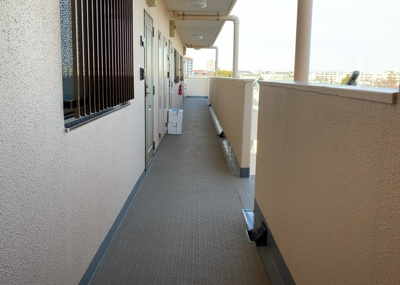 【その他共用部分】 | ボヌールガーデン相模大野 | 共有部分は、住民なら誰もが使える設備のこと。例えば駐車場やエレベーター、インターネット設備、セキュリティ設備などがあります。他にも、マンションの廊下・外部階段やエントランス・ゴミ置き場などがあります。