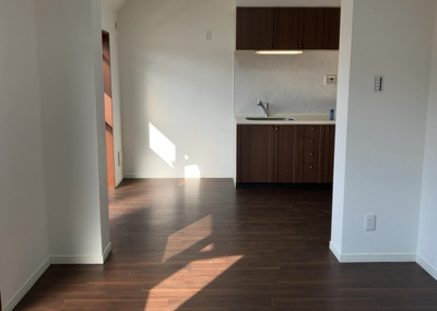 【キッチン】 | ボヌールガーデン相模大野 | L型アイランドタイプは、キッチンからダイニングにもリビングにも目が行き届くので、とても使いやすい配置です。L字型独立タイプは、キッチンを独立させてるためLDKというよりもLDといった様なイメージです。