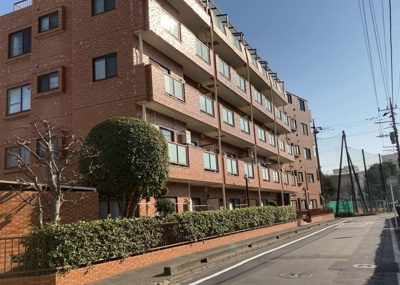 【外観】 | ボヌールガーデン相模大野 | ＲＣ造、Reinforced Concreteは直訳すると補強されたコンクリートです。主に柱や梁・床・壁が鉄筋とコンクリートで構成おり、鉄筋を組んだ型枠にコンクリートを流し込んで固めたものを指します。