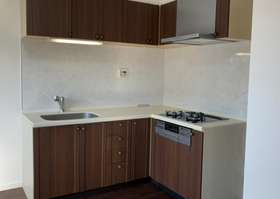 【キッチン】 | ボヌールガーデン相模大野 | 標準的なシステムキッチンの横幅は、165cm～300cm程度です。2100・2400・2550・2700などミリ単位で表記されます。普段どのように料理をするのかを想定しながら合ったサイズを選びましょう