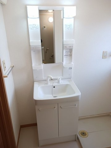 サニーヴィレッジＡの洗面所|コンパクトで使いやすい洗面所