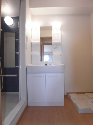 メゾン・ジェルメⅢの洗面所|ゆったりとスペースのある洗面所