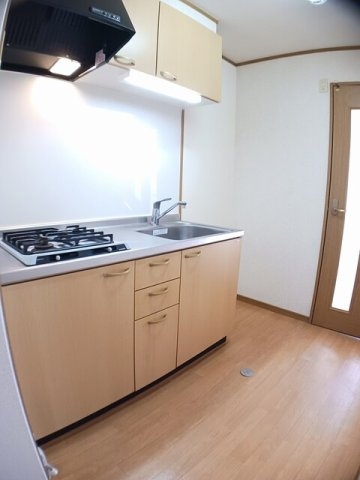 エレガンテのキッチン|コンパクトなキッチンで掃除もラクラク