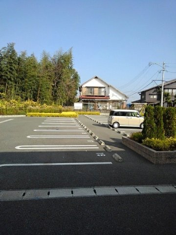 ＮｏｂｌｅＰｅａｃｈ弐番館の駐車場|駐車場に車を止められます