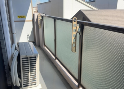 【バルコニー】 | シャローム橋本 | バルコニーは、室外の専用スペースのうち、「屋根がなく開放された空間」であるものを指します。ベランダより広いタイプのものが多く、日当たりもよいため家庭菜園などを楽しみたい人にとって適した環境となります。