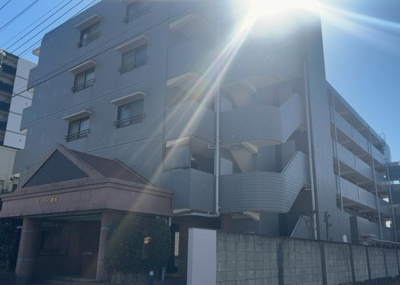 【現況写真】 | シャローム橋本 | 外観はマンション管理がされているかの目安になります。築年数が古いと、壁面は劣化してひび割れが生じることも！建物が古びていても細かいところが修繕されていると、きちんと管理されているなぁと感じるでしょう。