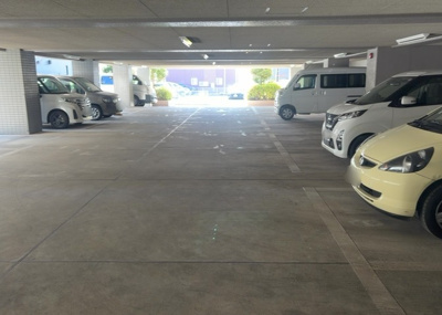 【駐車場】 | シャローム橋本 | 車一台あたりに必要なスペースは、標準サイズの普通自動車で横幅2m50cm、長さ5mは必要になります。ただし、乗降のことも考慮して横幅3m30cm、長さ5m50cmほどは確保できるところを選びましょう。