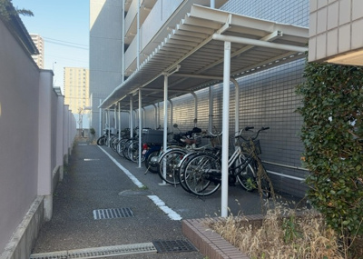 【駐輪場】 | シャローム橋本 | マンションの駐輪場は、事前に空きがあるか確認を取ると安心です。せっかく入居したのに駐輪スペースがない！なんてことになったら大変ですよね。そこで、内見時や購入前にはまず事前に確認しておくと良いでしょう。