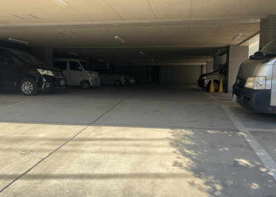 【駐車場】 | シャローム橋本 | 駐車場と明記されていても、最小スペースでつくられた駐車場だと大型車は駐車できなかったり、出入りしにくくなったりする可能性があります。お車のサイズと購入したい物件の駐車場のサイズを現地で確認しましょう。