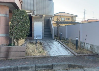 【庭】 | シャローム橋本 | 物件によっては、入居者が個人的に使用できる専用庭がついているものもあります。また、住宅の中にある土間の部分を庭と呼ぶこともあります。庭の用途は住む人によって変わり、それによってデザインもさまざまです。
