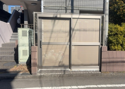 【設備】 | シャローム橋本 | 共有部分は、住民なら誰もが使える設備のこと。例えば駐車場やエレベーター、インターネット設備、セキュリティ設備などがあります。他にも、マンションの廊下・外部階段やエントランス・ゴミ置き場などがあります。