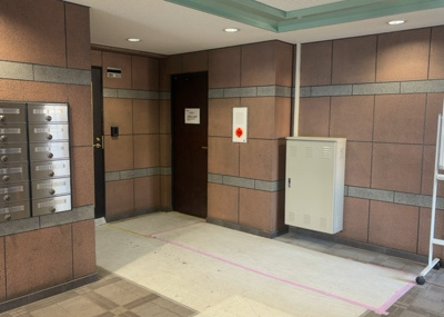 【ロビー】 | シャローム橋本 | ラウンジは、マンションの共用スペースに椅子やテーブルなどを配置した利用者が寛げる空間です。屋内型ラウンジと屋外型ラウンジがあります。共用部分の管理状況と合わせて、詳細については現地でご確認ください。