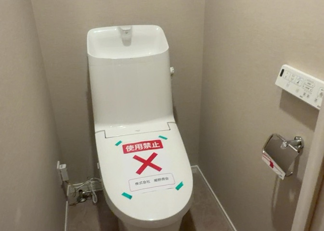 【トイレ】 | シャローム橋本 | トイレは大きさや形、機能、抗菌性などが異なる多種多彩なタイプが各メーカーから出ています。それぞれに良さがあるため、事前にどういったタイプのトイレがいいのかをご家庭内で決めて、内見に行くといいでしょう。