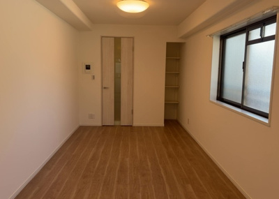 【寝室】 | シャローム橋本 | 寝室でゆっくりと過ごすためにはベッド周りの適度な空間を担保することや窓の位置、照明の明るさ、寝室の広さなどを考える必要があります。自身や家族の構成とライフスタイルに併せて寝室にする部屋を選びましょう！