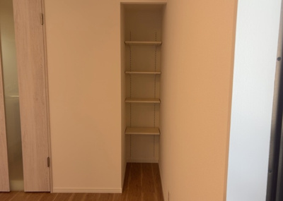 【収納】 | シャローム橋本 | デザイン性を重視しすぎて収納が少なかった！なんてことにならないため、事前に現地で収納の数を確認しておくことをお勧めします。クローゼット以外にも床下収納や屋根裏収納、パントリーなどもチェックしましょう。