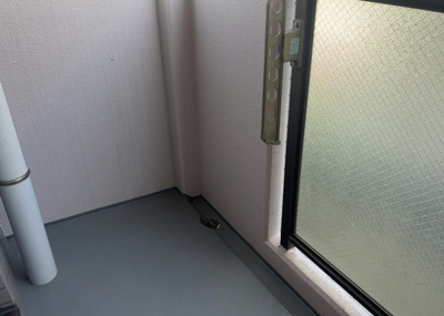 【バルコニー】 | シャローム橋本 | バルコニーは、室外の専用スペースのうち、「屋根がなく開放された空間」であるものを指します。ベランダより広いタイプのものが多く、日当たりもよいため家庭菜園などを楽しみたい人にとって適した環境となります。