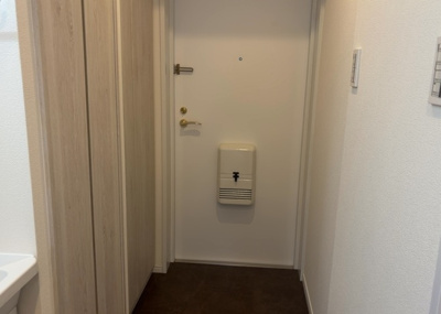 【玄関】 | シャローム橋本 | 玄関は家の顔でもあり、家族以外の目にも止まる場所です。玄関は外との間を仕切る扉、靴などをしまっておく収納スペース、靴脱ぎのたたきスペース、来客とのやり取りをするドアホンなど複数のアイテムからなります。