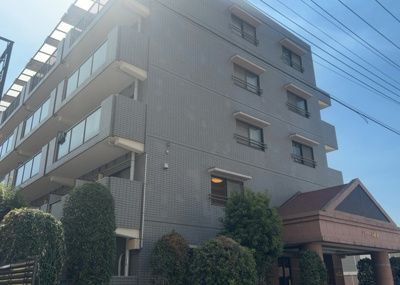 【外観】 | シャローム橋本 | 外観はマンション管理がされているかの目安になります。築年数が古いと、壁面は劣化してひび割れが生じることも！建物が古びていても細かいところが修繕されていると、きちんと管理されているなぁと感じるでしょう。