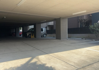 【駐車場】 | シャローム橋本 | 車一台あたりに必要なスペースは、標準サイズの普通自動車で横幅2m50cm、長さ5mは必要になります。ただし、乗降のことも考慮して横幅3m30cm、長さ5m50cmほどは確保できるところを選びましょう。