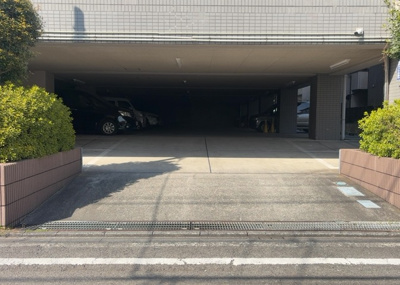 【駐車場】 | シャローム橋本 | 駐車場と明記されていても、最小スペースでつくられた駐車場だと大型車は駐車できなかったり、出入りしにくくなったりする可能性があります。お車のサイズと購入したい物件の駐車場のサイズを現地で確認しましょう。