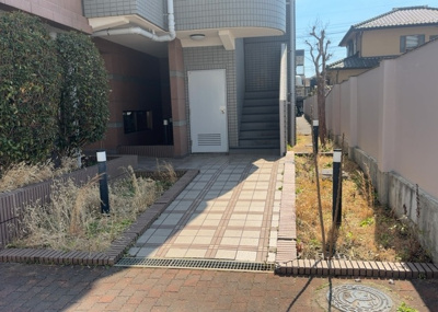 【庭】 | シャローム橋本 | 物件によっては、入居者が個人的に使用できる専用庭がついているものもあります。また、住宅の中にある土間の部分を庭と呼ぶこともあります。庭の用途は住む人によって変わり、それによってデザインもさまざまです。