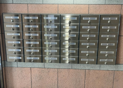 【設備】 | シャローム橋本 | エントランス付近に設置されている集合ポストは、住んでいる部屋と離れているため、ポストをあさるなど誰かに何かされていても被害に気づきにくいです。入居する時には他人に特定されにくい番号で鍵をかけましょう！