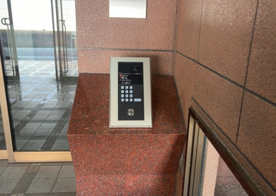 【受付】 | シャローム橋本 | 受付はマンションコンシェルジュがいる場合もあれば、管理人が滞在する小部屋を総称して呼ぶことがあります。主にエントランスに設置されていることから、防犯面でも期待ができます。防犯設備がない場合はより安心！