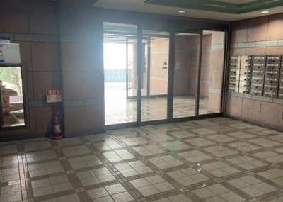 【ロビー】 | シャローム橋本 | ラウンジは、マンションの共用スペースに椅子やテーブルなどを配置した利用者が寛げる空間です。屋内型ラウンジと屋外型ラウンジがあります。共用部分の管理状況と合わせて、詳細については現地でご確認ください。