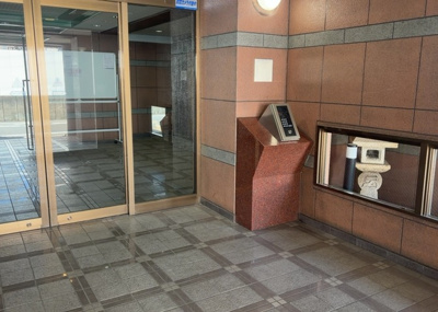 【ロビー】 | シャローム橋本 | ロビーというと、エントランスと何がちがうの？と思いますよね。実はロビーとエントランスには明確な決まりはありません。物件によっては、エントランスを入って広がるある程度の広さのある空間がロビーとなります。