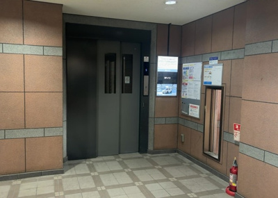 【その他共用部分】 | シャローム橋本 | 共有部分は、住民なら誰もが使える設備のこと。例えば駐車場やエレベーター、インターネット設備、セキュリティ設備などがあります。他にも、マンションの廊下・外部階段やエントランス・ゴミ置き場などがあります。