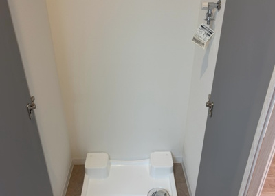 【ランドリースペース】 | シャローム橋本 | ランドリースペースも気になります。洗濯機置場があり「洗う、干す、取り込む、アイロンがけ、たたむ」など、洗濯に関する家事をするための空間です。広さや収納など付帯設備も含めて、詳細は現地でご確認ください。