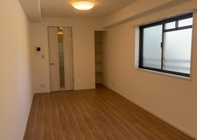 【居間・リビング】 | シャローム橋本 | 直線タイプはLとDKを一直線に並べた形で対面キッチンのタイプです。一般的なのでよく見かけるかもしれません。直線タイプに似た直接アイランドタイプは、キッチンとダイニングの間に壁がない分広く感じられます。