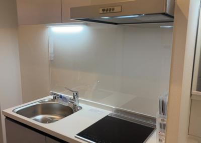 【キッチン】 | シャローム橋本 | 標準的なシステムキッチンの横幅は、165cm～300cm程度です。2100・2400・2550・2700などミリ単位で表記されます。普段どのように料理をするのかを想定しながら合ったサイズを選びましょう