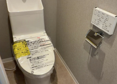 【トイレ】 | シャローム橋本 | トイレは大きさや形、機能、抗菌性などが異なる多種多彩なタイプが各メーカーから出ています。それぞれに良さがあるため、事前にどういったタイプのトイレがいいのかをご家庭内で決めて、内見に行くといいでしょう。