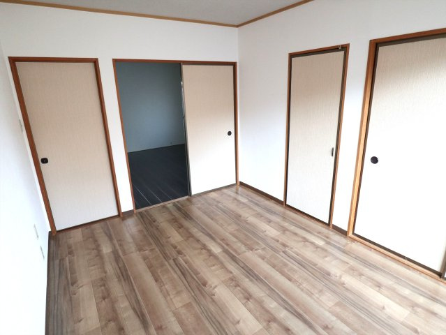 ホワイトハイツFの洋室