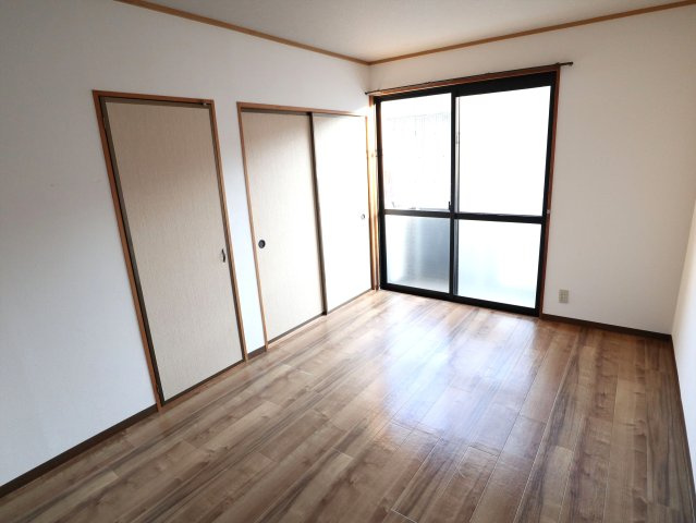 ホワイトハイツFの洋室