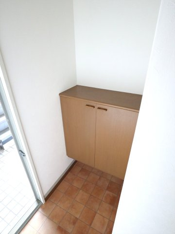 ホワイトハイツFの玄関