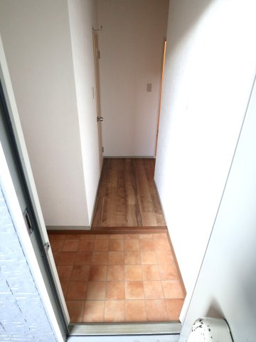 ホワイトハイツFの玄関