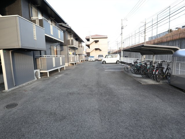 ホワイトハイツFの駐車場
