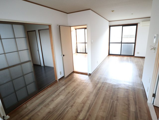 ホワイトハイツFの居間・リビング