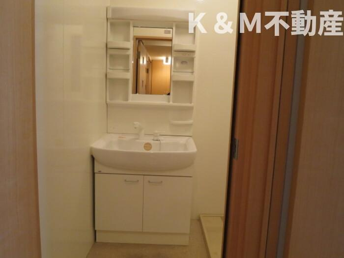 ウィルモア新松戸 A棟の洗面所|ゆったりとスペースのある洗面所