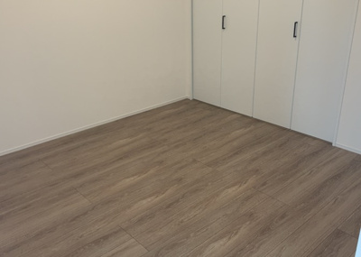 【洋室】 | セントレー相武台 | 洋室のメリットは重い家具が置きやすく、身の回りが整理しやすいことです。 床がフローリングのため畳とは異なり凹みにくいです。 クローゼットなど収納が豊富で、普段使わない旅行カバンや服の整頓も簡単にです。