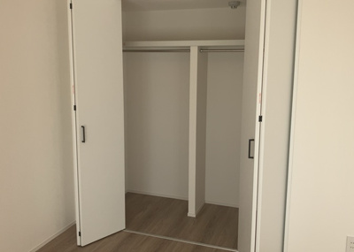 【収納】 | セントレー相武台 | デザイン性を重視しすぎて収納が少なかった！なんてことにならないため、事前に現地で収納の数を確認しておくことをお勧めします。クローゼット以外にも床下収納や屋根裏収納、パントリーなどもチェックしましょう。